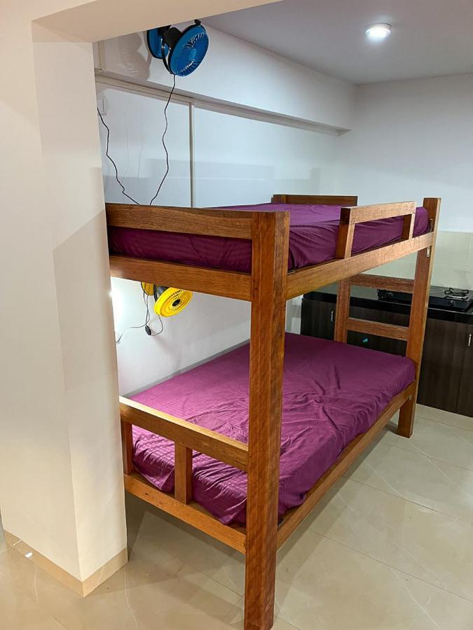 Bonds Hostel 칸돌림 외부 사진